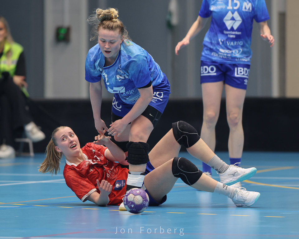 Toppscorerduell i begge ender av banen, mellom Maja Muri og Fanas Martine Kårigstad Andersen. Bildet er hentet fra den første kvartfinalekampen i Molde Arena. Foto: Jon Forberg